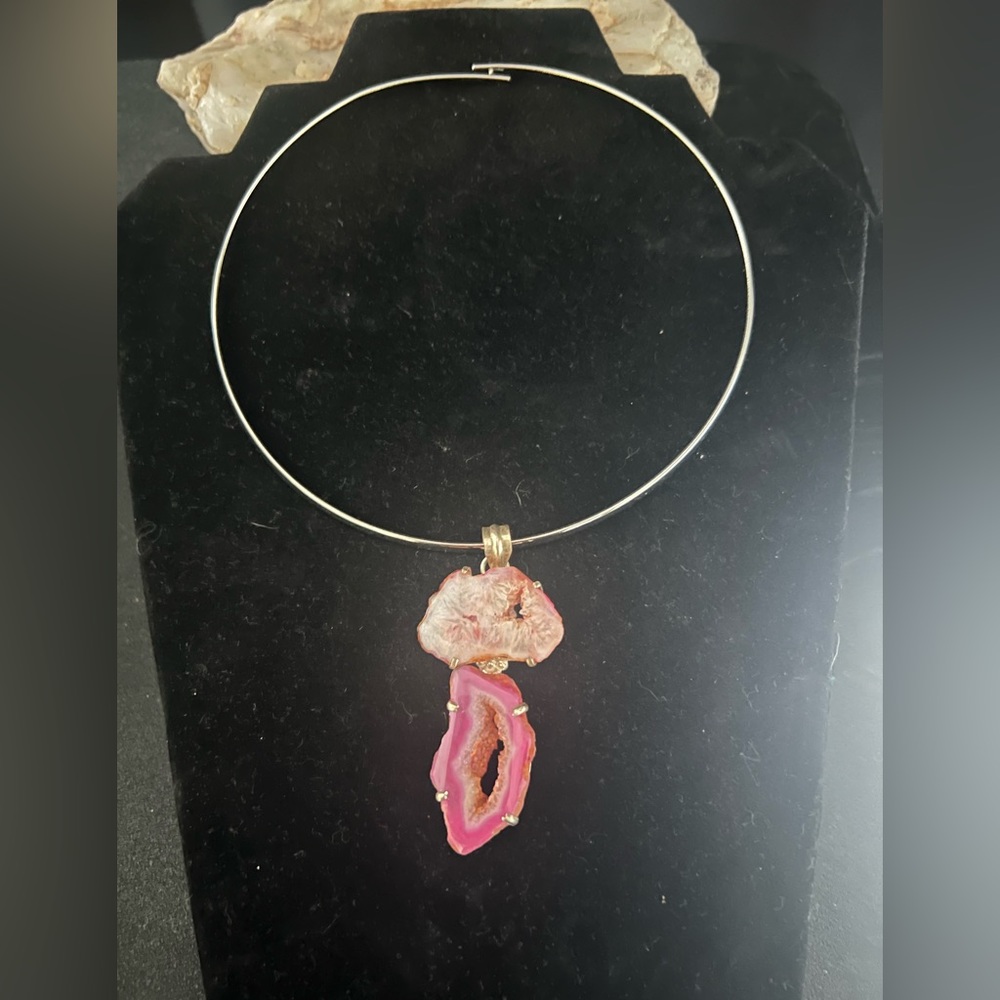 Chocker necklace with removable pendant